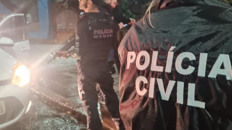 Imagem mostra agentes da Polícia Civil do Rio Grande do Sul. Mulher mata grávida e tenta roubar bebê após fingir gestação no Rio Grande do Sul