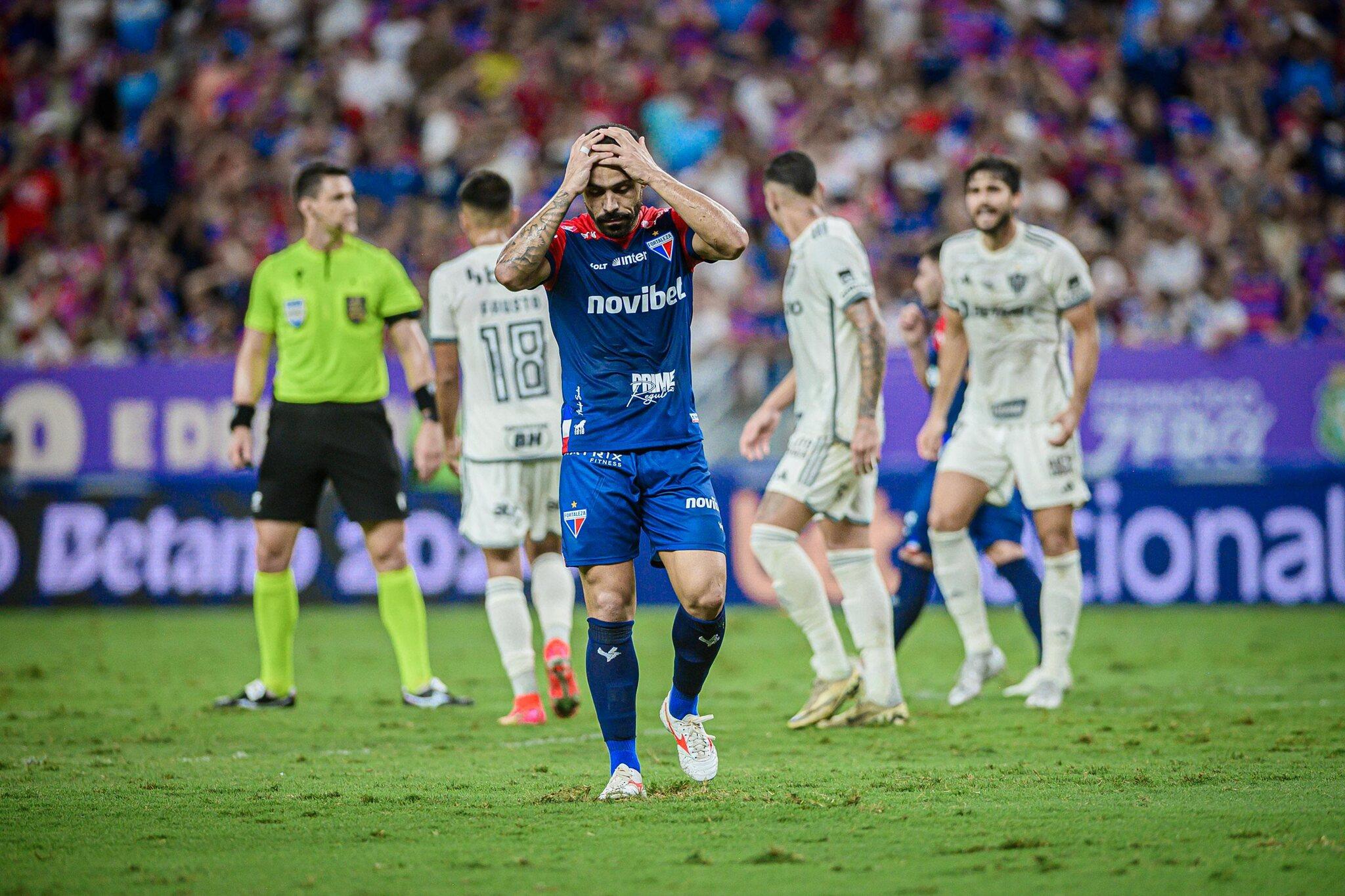 Moisés do Fortaleza lamenta gol perdido contra o Atlético-MG