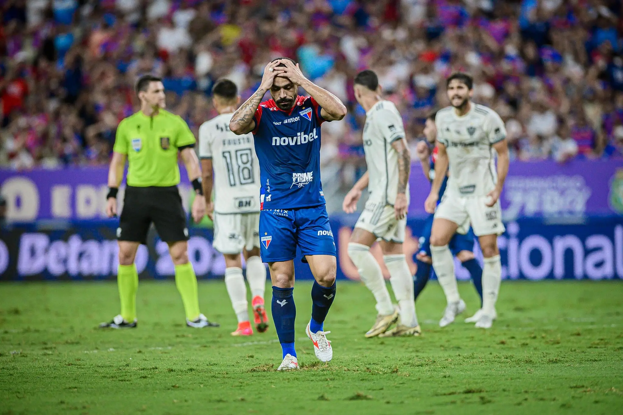 Moisés do Fortaleza lamenta gol perdido contra o Atlético-MG
