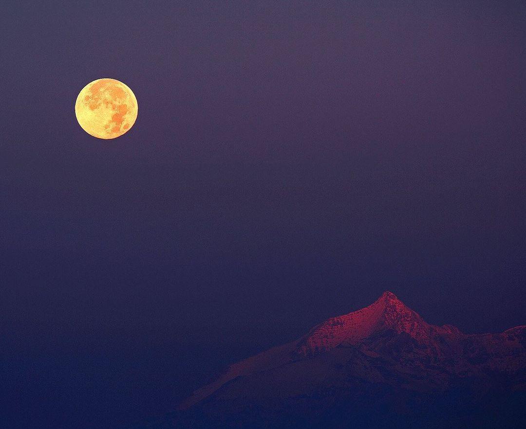 Superlua brilha em ouro brilhante no canto superior esquerdo da imagem. Maior superlua de 2024: veja fotos do fenômeno pelo mundo