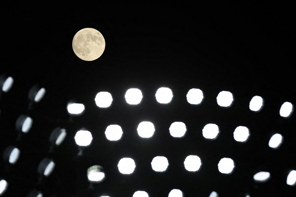 Uma visão geral da lua nascendo acima do estádio antes do terceiro jogo da National League Championship Series entre o Los Angeles Dodgers e o New York Mets no Citi Field em 16 de outubro de 2024 na cidade de Nova York. Maior superlua de 2024: veja fotos do fenômeno pelo mundo