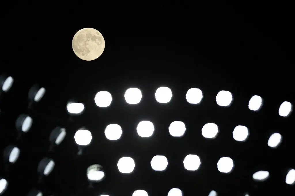 Uma visão geral da lua nascendo acima do estádio antes do terceiro jogo da National League Championship Series entre o Los Angeles Dodgers e o New York Mets no Citi Field em 16 de outubro de 2024 na cidade de Nova York. Maior superlua de 2024: veja fotos do fenômeno pelo mundo