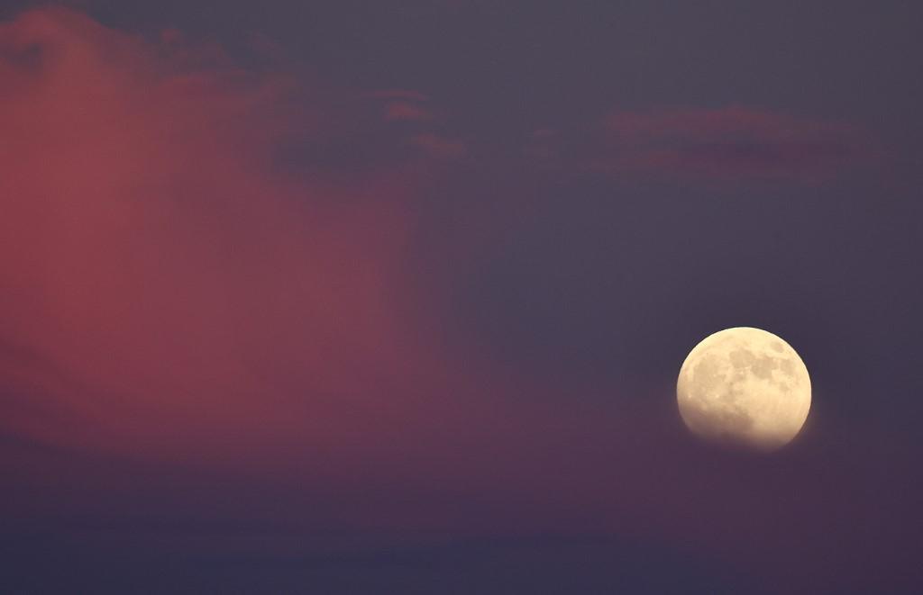 Superlua registrada em perto de Lancaster, Califórnia, EUA, em 16 de outubro de 2024. Maior superlua de 2024: veja fotos do fenômeno pelo mundo