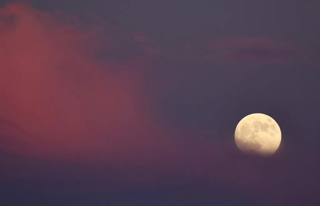 Superlua registrada em perto de Lancaster, Califórnia, EUA, em 16 de outubro de 2024. Maior superlua de 2024: veja fotos do fenômeno pelo mundo