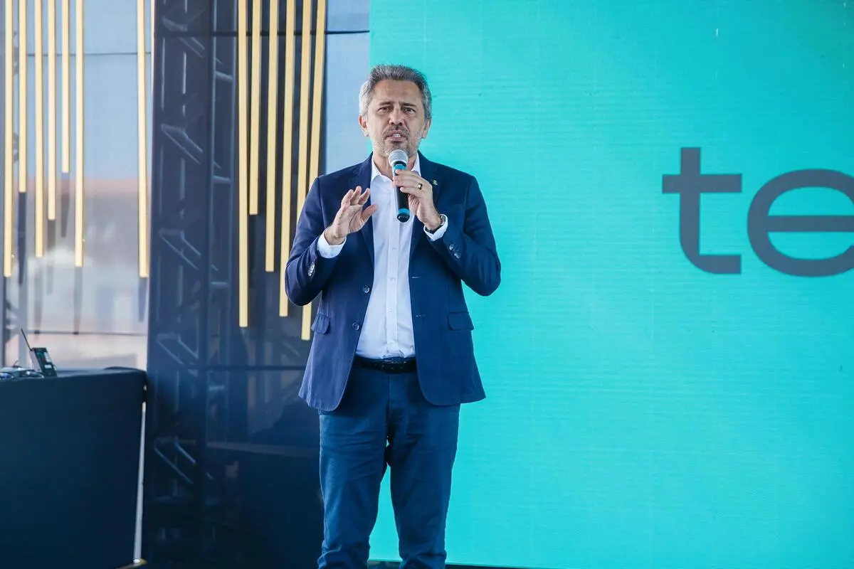 Elmano falando ao microfone