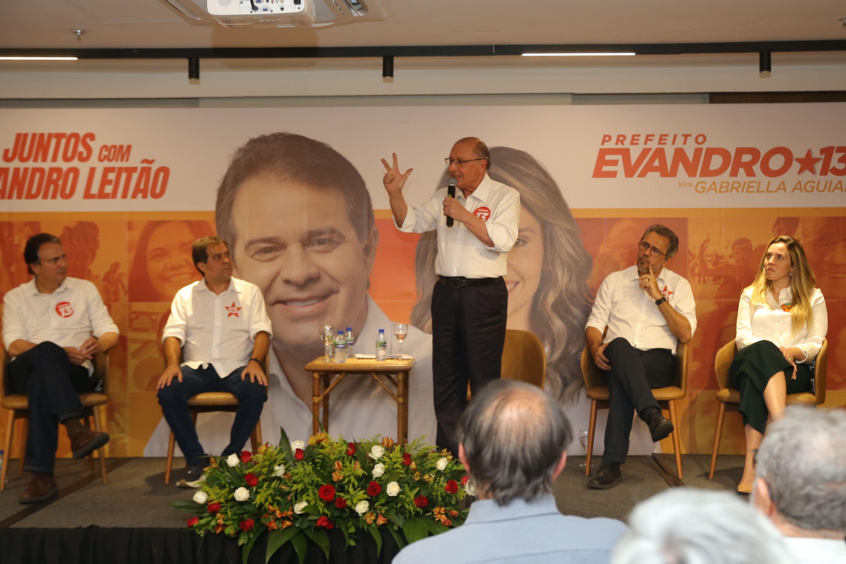 O vice-presidente Geraldo Alckmin (PSB) se reuniu com empresários em ato pró-Evandro, que também contou com a presença do ministro Camilo Santana (PT), do governador Elmano de Freitas (PT) e da vice-governadora Jade Romero (MDB)