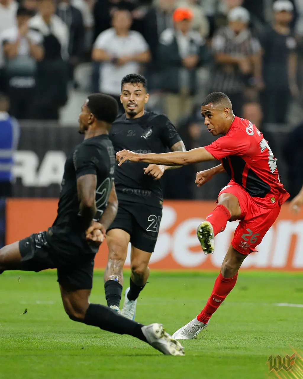 O Athletico chegou a reagir ao empatar em 2 a 2, mas acabou derrotado