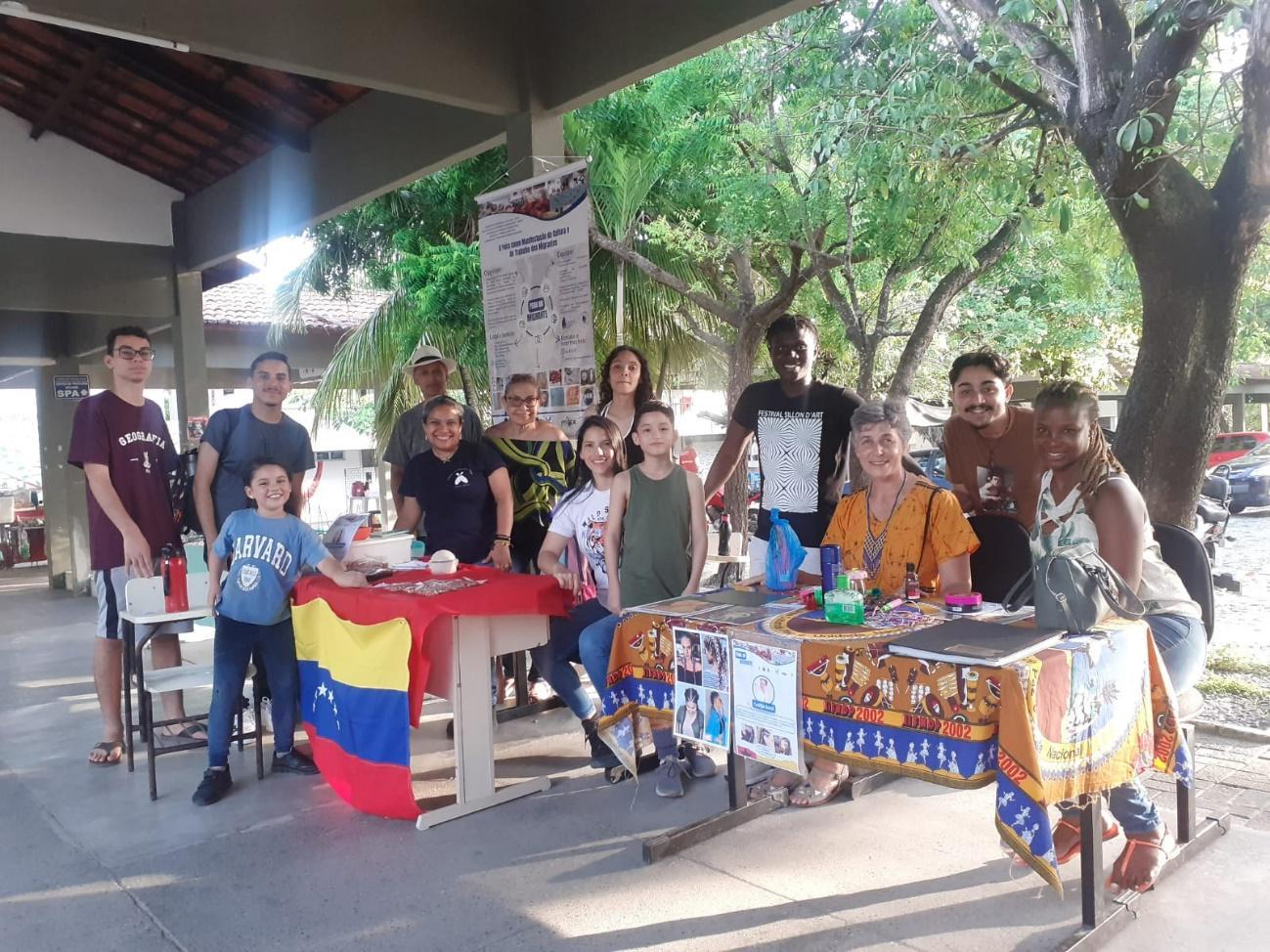 Participantes da Feira do Migrante, realizada pelo programa Vidas Cruzadas, da UECE, posam para foto
