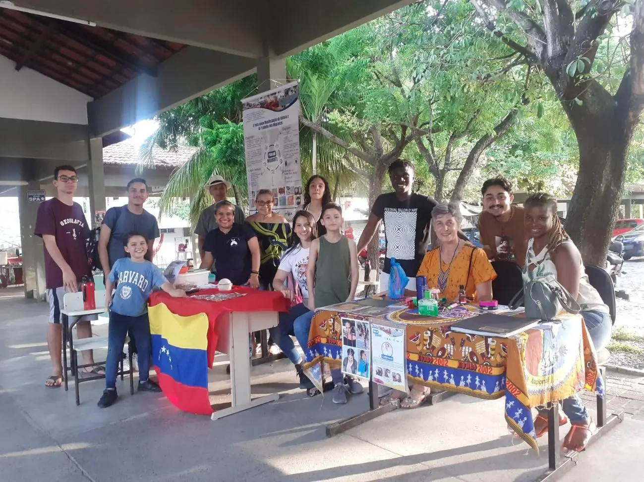 Participantes da Feira do Migrante, realizada pelo programa Vidas Cruzadas, da UECE, posam para foto