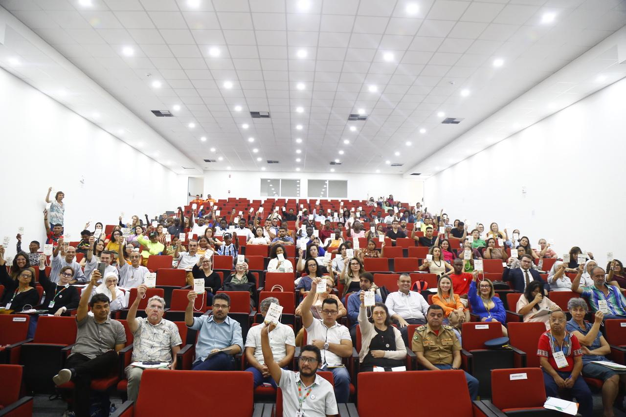 Participantes de conferência estadual, parte das etapas preparatória para a Conferência Nacional de Migrações, Refúgio e Apatridia
