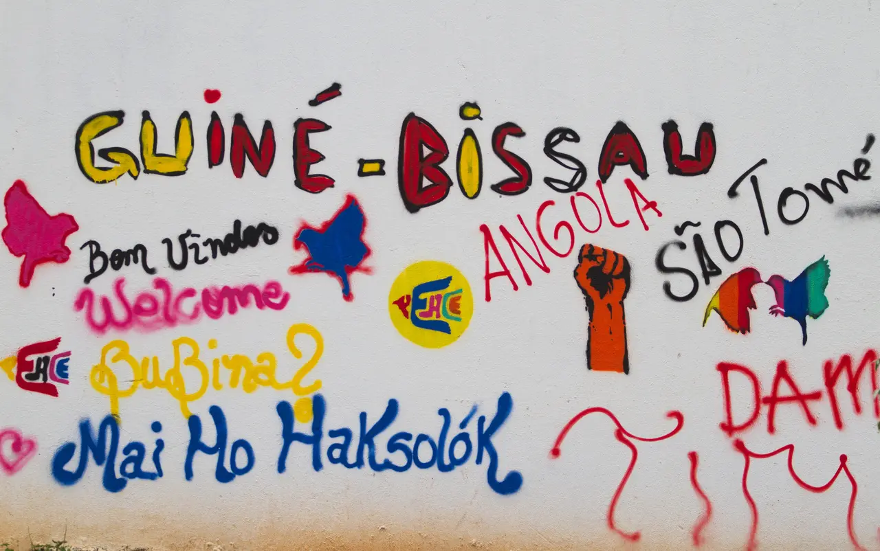 Grafites em muro da Unilab. Em letras coloridas, palavras como: 