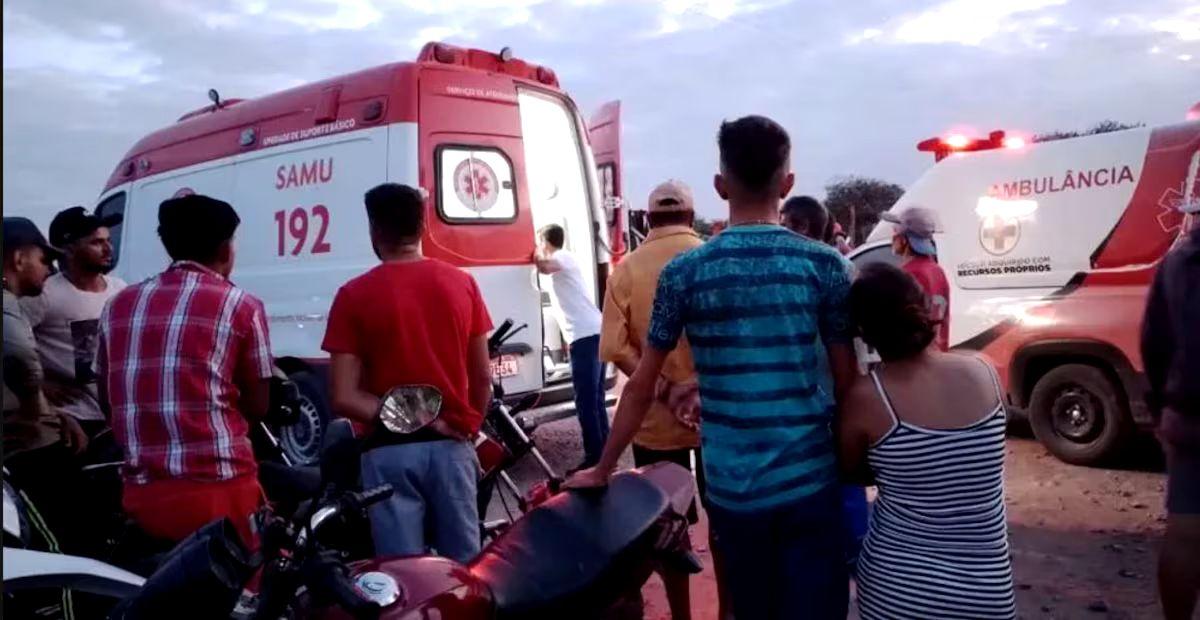 População observa vítimas serem levadas por ambulância