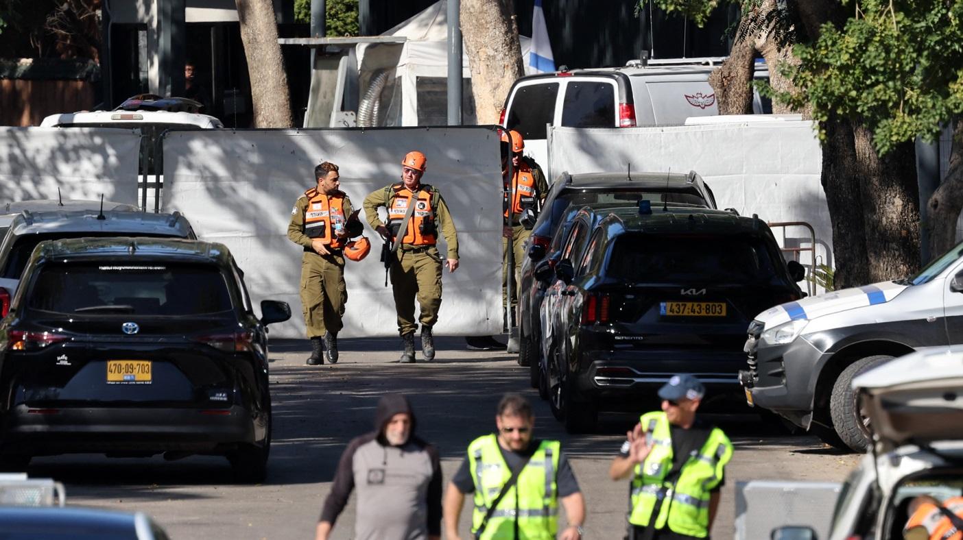 Membros das forças de segurança israelenses caminham por uma rua que leva à residência do primeiro-ministro Benjamin Netanyahu, em Cesaréia