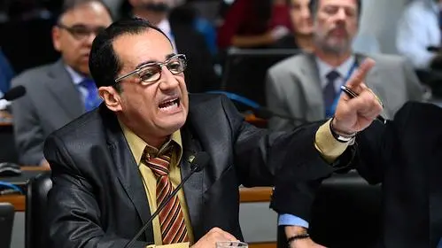 Kajuru falando ao microfone