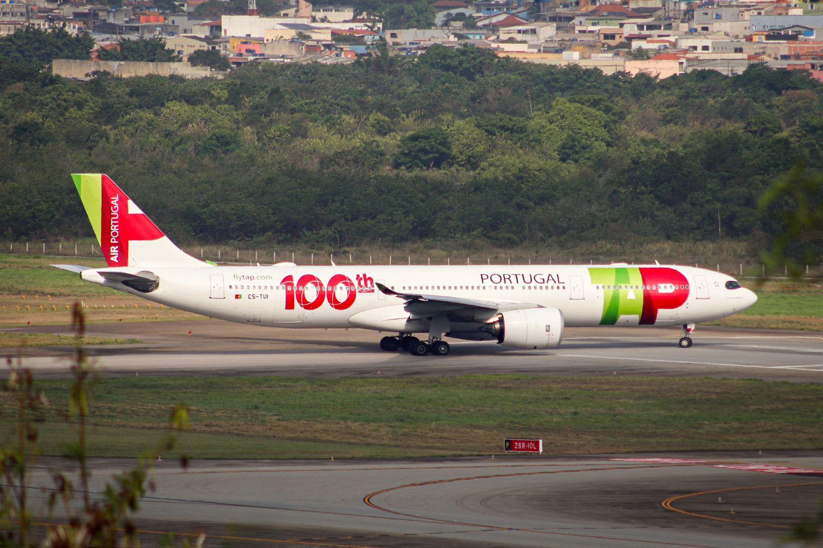 avião da tap no aeroporto de guarulhos