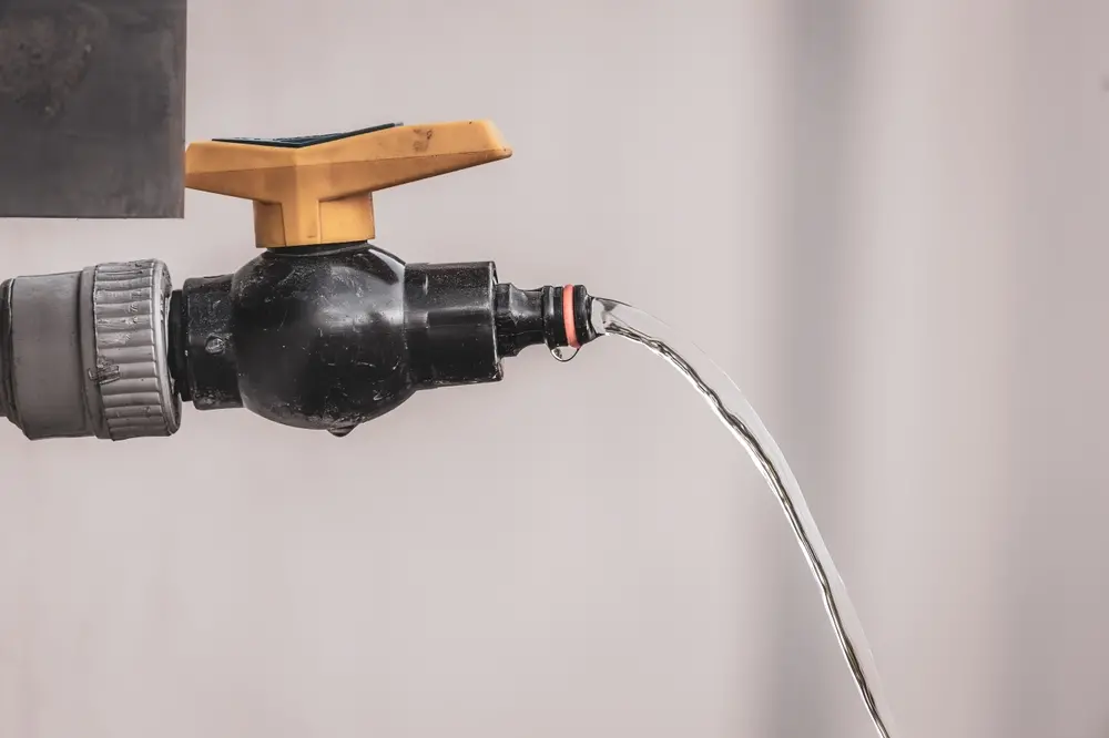 Torneira simples jorra filete de água