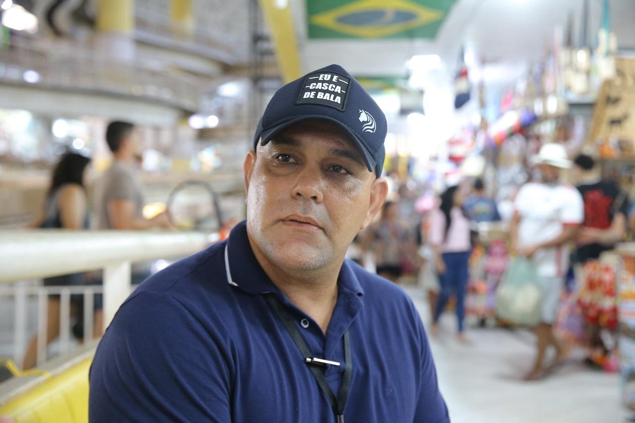 Diógenes, homem venezuelano, usa boné e camisa azuis escuras