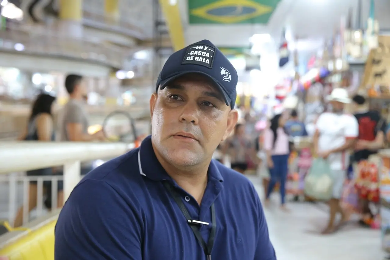 Diógenes, homem venezuelano, usa boné e camisa azuis escuras