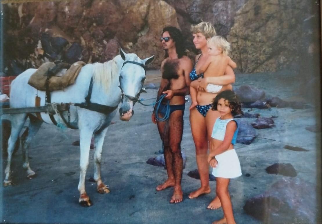 Rosina, um homem e duas crianças, com um cavalo, na praia