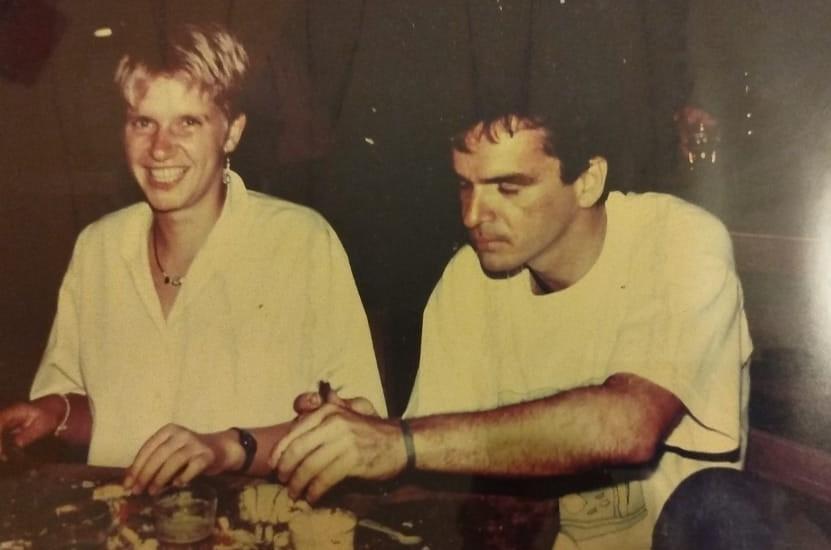 Rosina, uma mulher alemã branca e loira, e um homem comendo caranguejo