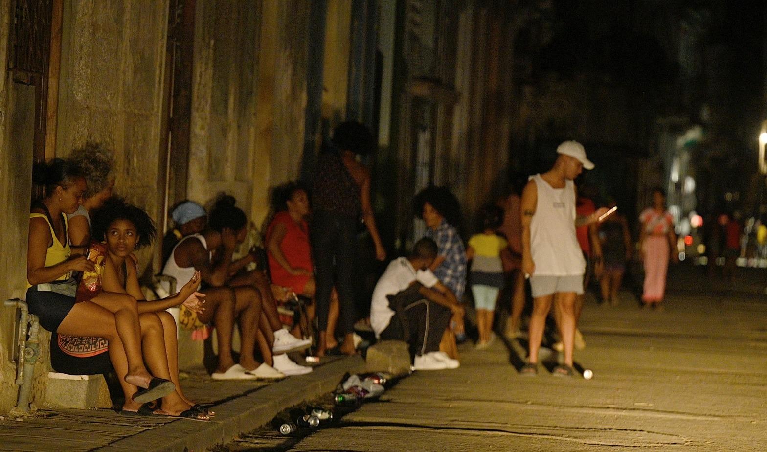 Pessoas na rua durante noite de um apagão nacional em Havana