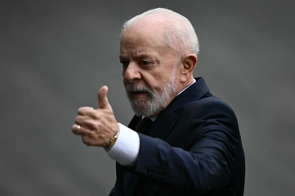 Lula refaz exames após acidente