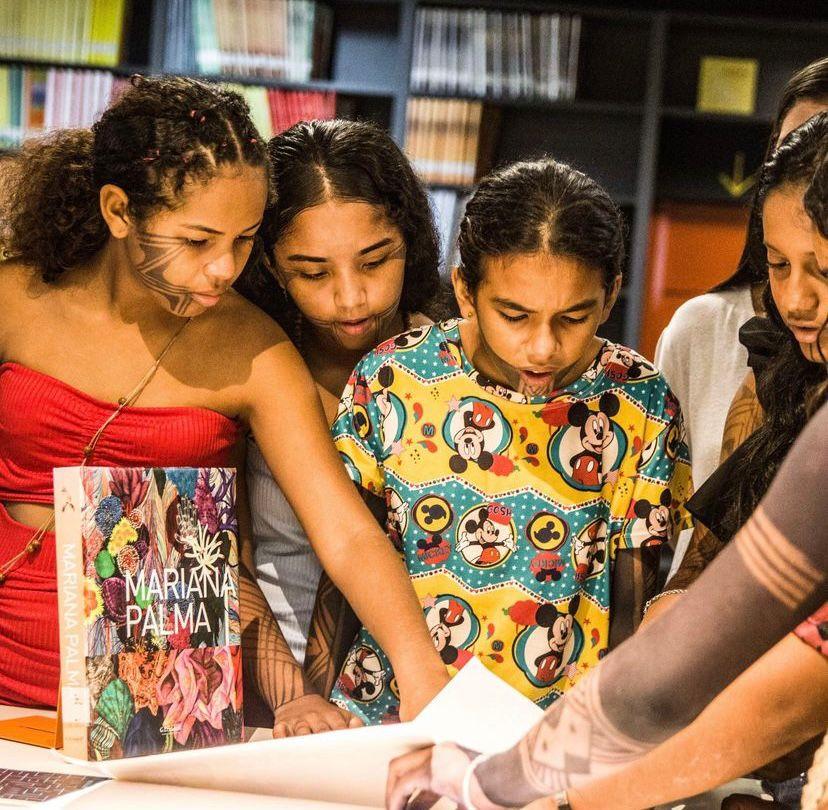 Alunos em uma biblioteca