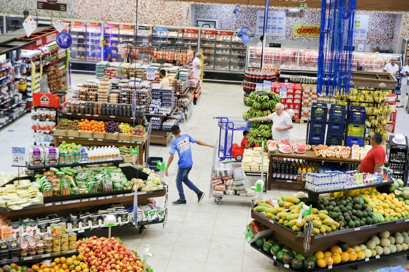 Supermercados de proximidade focam em reposição de produtos perecíveis, como carnes e hortifrútis, para consumo semanal das famílias