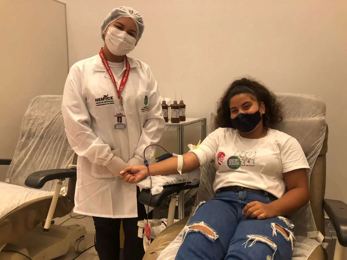 Mulher doando sangue em posto de coleta do Hemoce