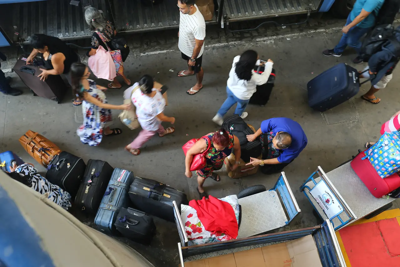 Vista aérea da rodoviária de Fortaleza mostra passageiros se deslocando e bagagens