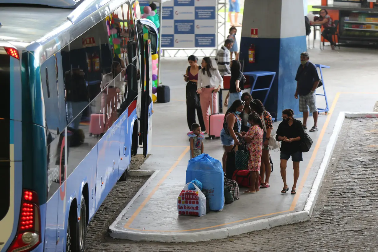 Passageiros aguardam embarque próximo a um ônibus na rodoviária de Fortaleza