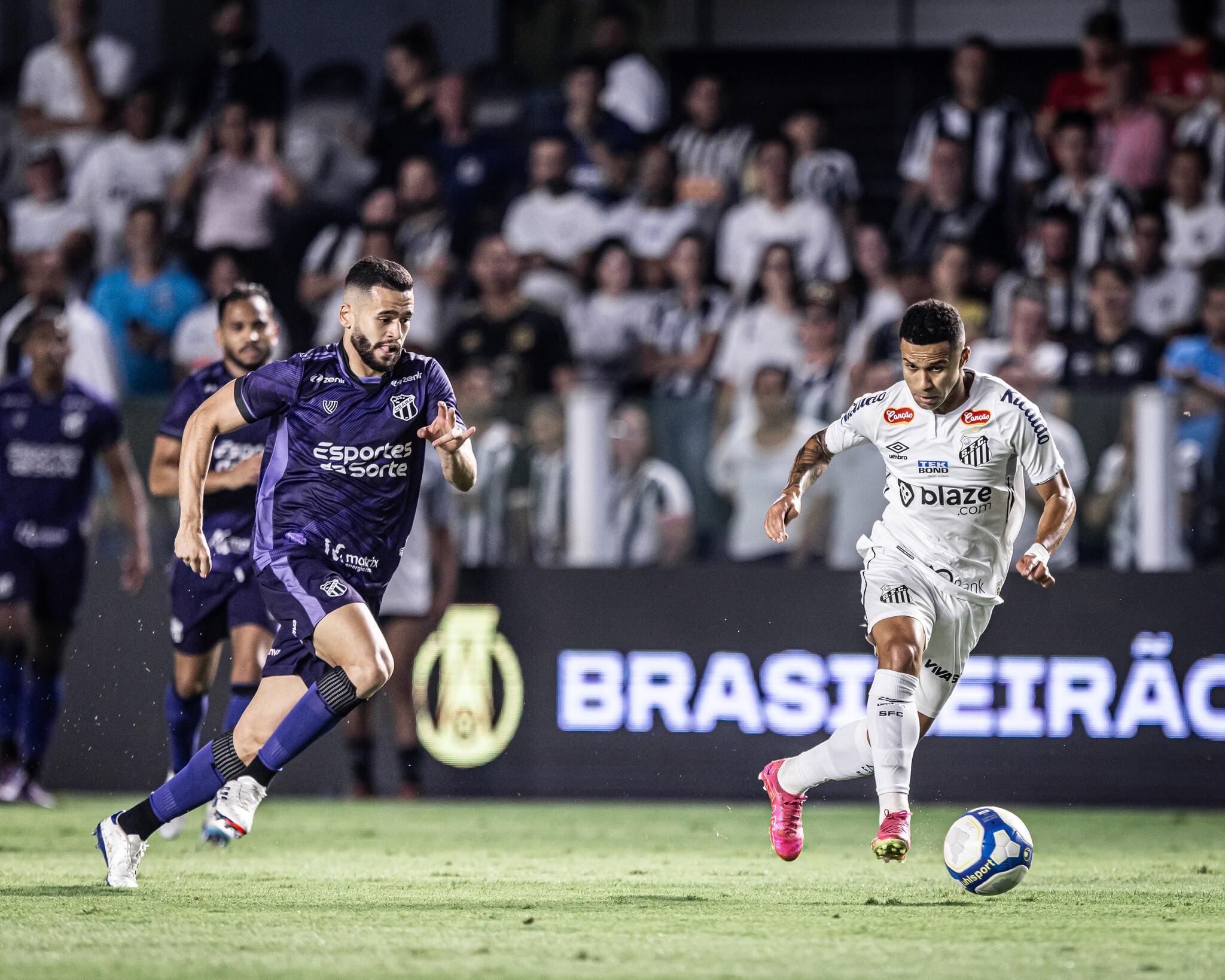 Foto de De Lucca, jogador do Ceará, durante jogo contra o Santos na Série B 2024