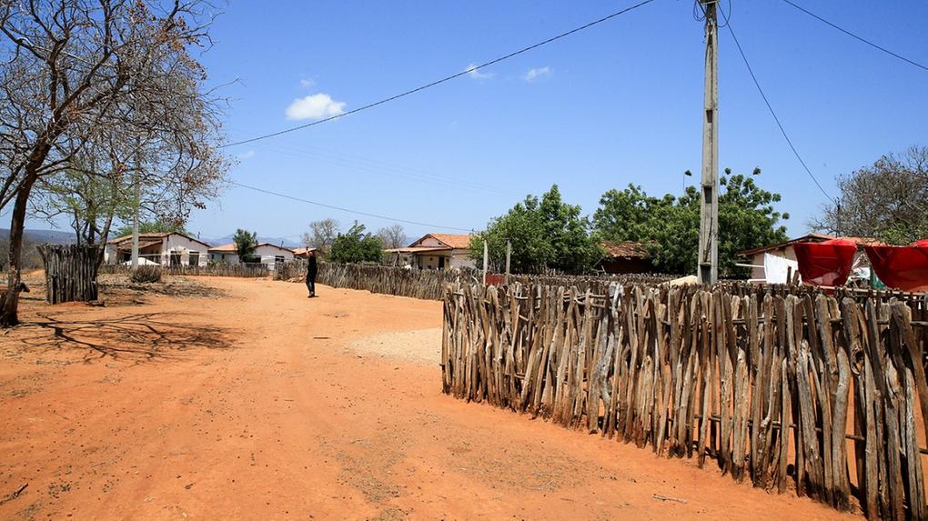 Estrada de terra em comunidade de Santa Quitéria