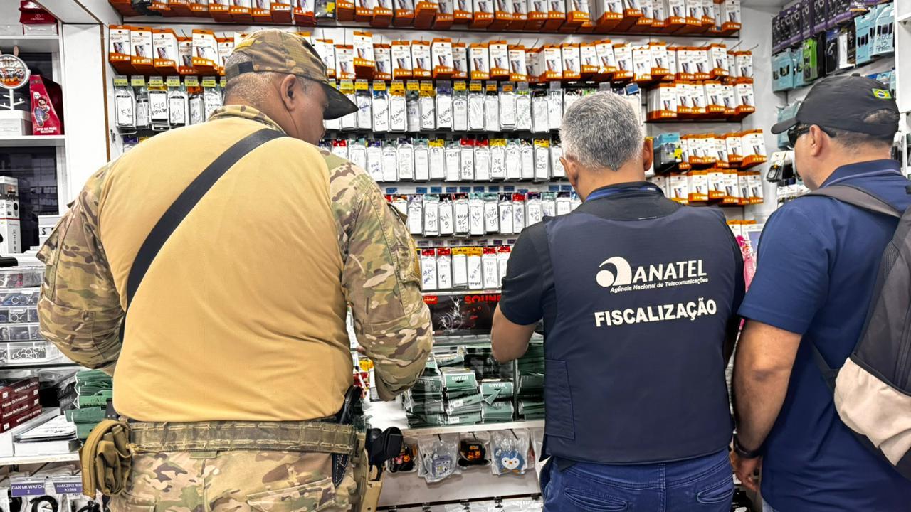 Agente da Anatel, da Receita e da Polícia Civil em operação no Centro de Fortaleza