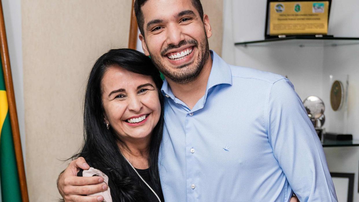 Imagem mostra candidato a Prefeitura de Fortaleza, André Fernandes (PL), abraçando sua vice, Alcyvania Pinheiro. Entidades médicas cearenses repudiam fala de vice de André sobre aborto em unidades municipais