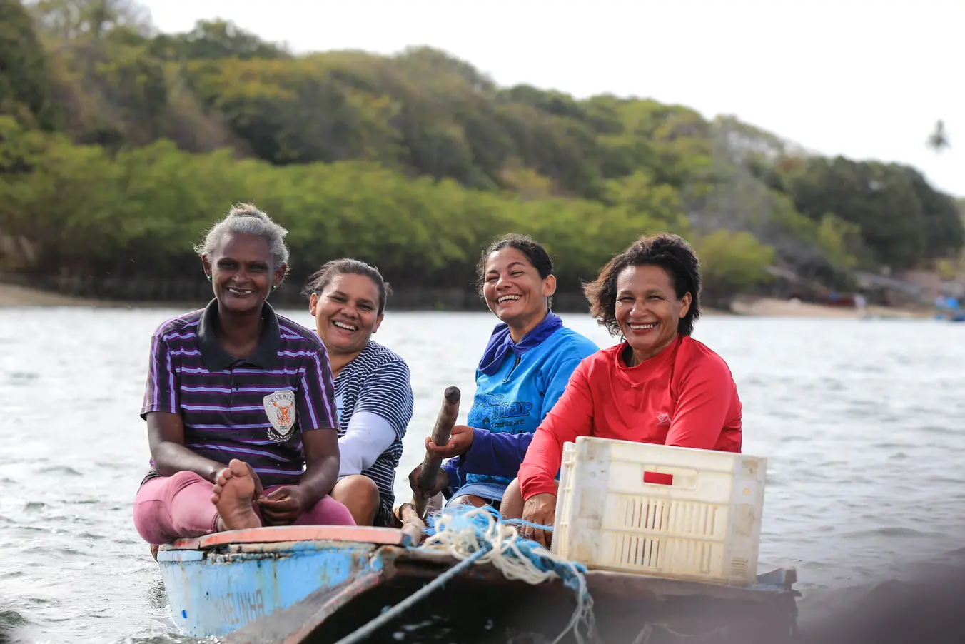 Mulheres marisqueiras em barco no litoral do Ceará