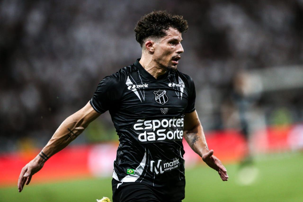 Lateral Rafael Ramos com a nova camisa do Ceará