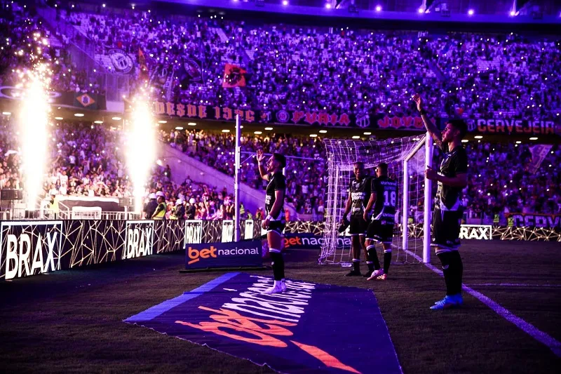 Jogadores do Ceará celebram vitória com a torcida.
