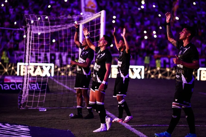 Jogadores do Ceará celebram vitória com a torcida.