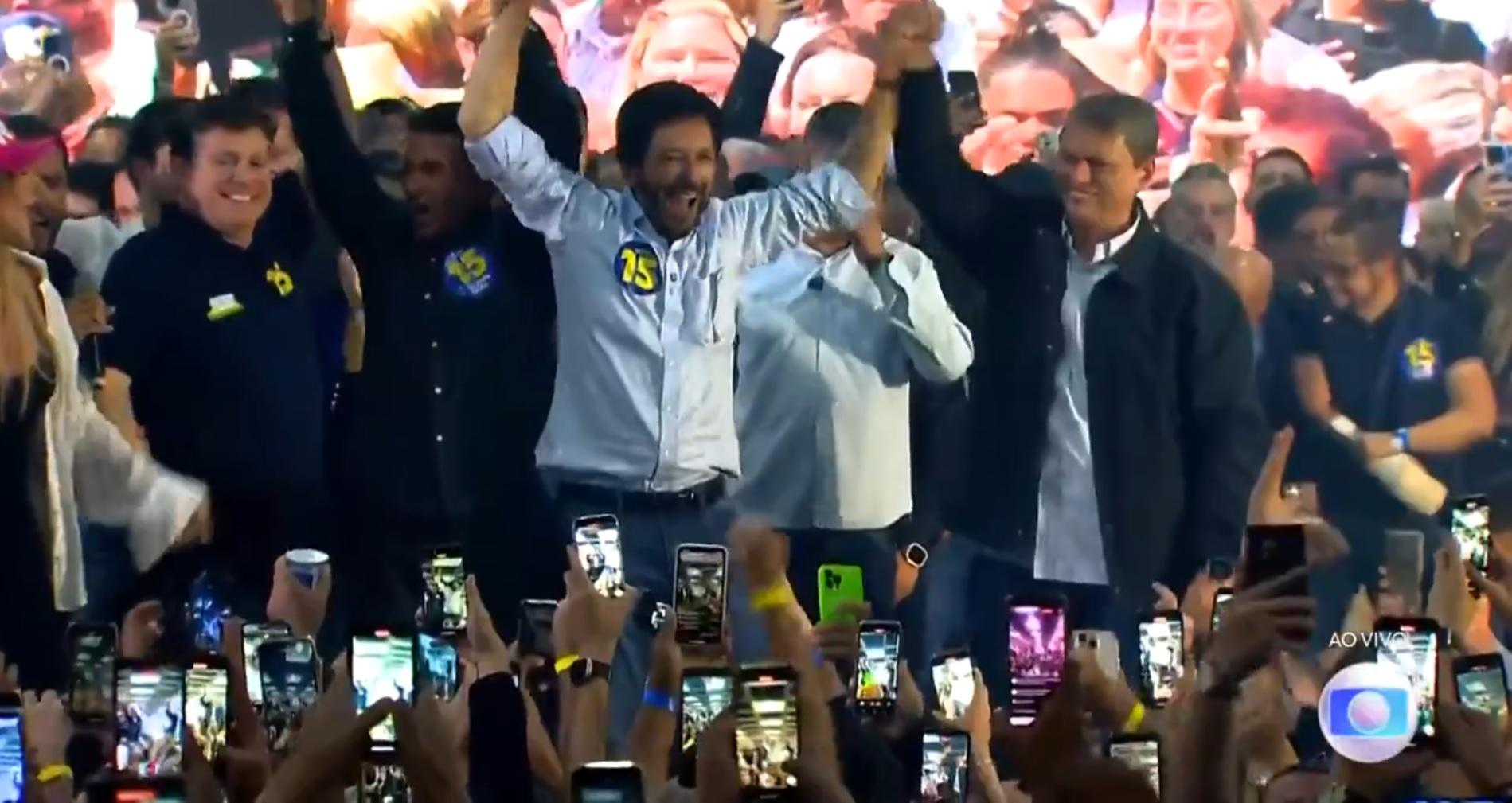 O prefeito reeleito Ricardo Nunes e o governador Tarcísio de Freitas na comemoração pós-vitória de Nunes em São Paulo