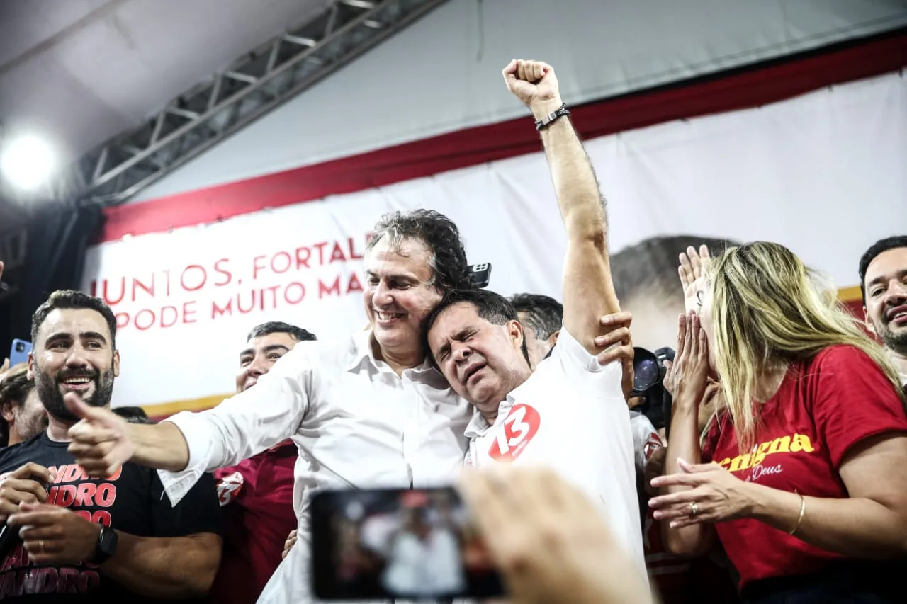 O ministro Camilo Santana e Evandro comemoraram o resultado rezando um 