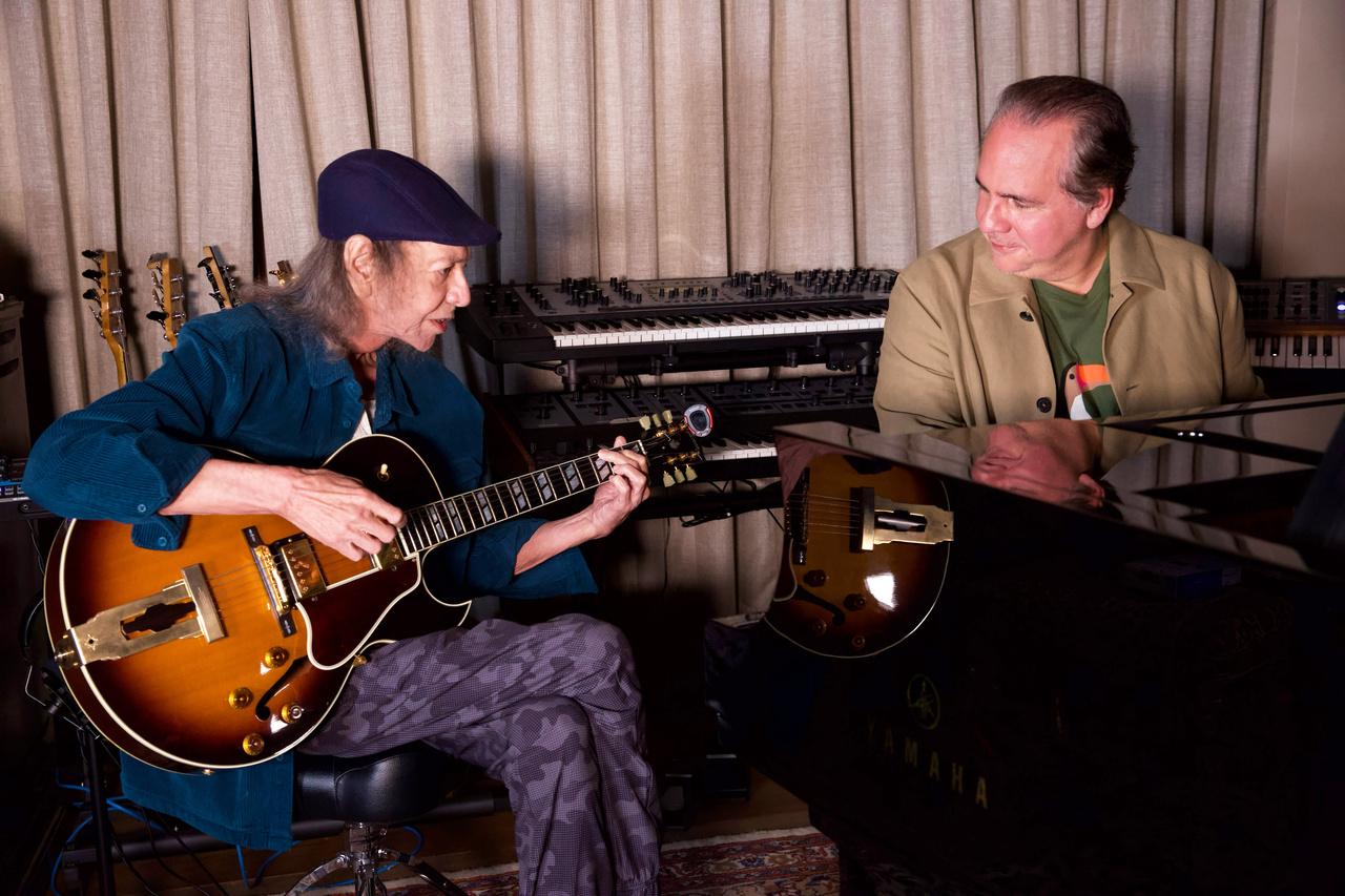 Ednardo e Ricardo Bacelar em registro no estúdio durante gravações do dueto especial