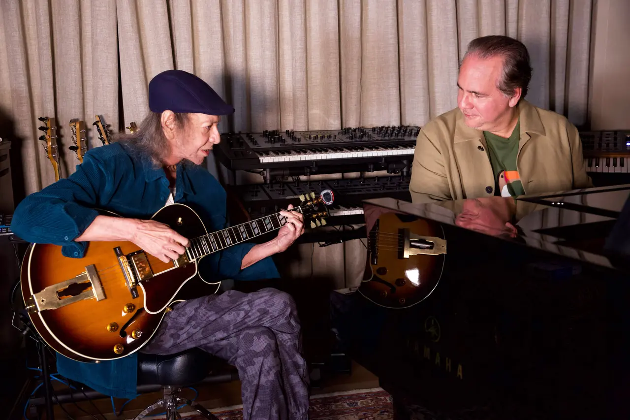 Ednardo e Ricardo Bacelar em registro no estúdio durante gravações do dueto especial