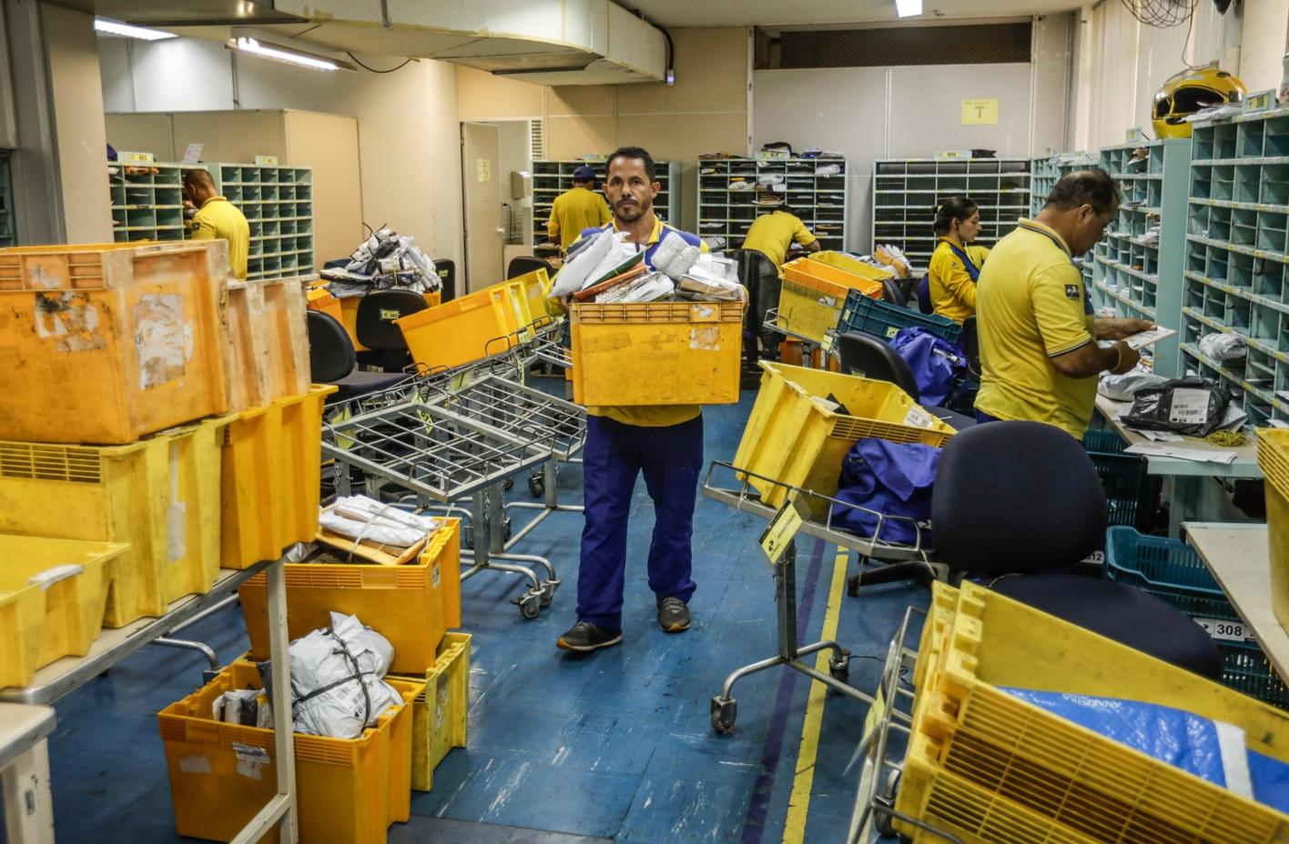 3.099 das vagas são para o cargo de agente de Correios, com salário inicial de R$ 2.429,26