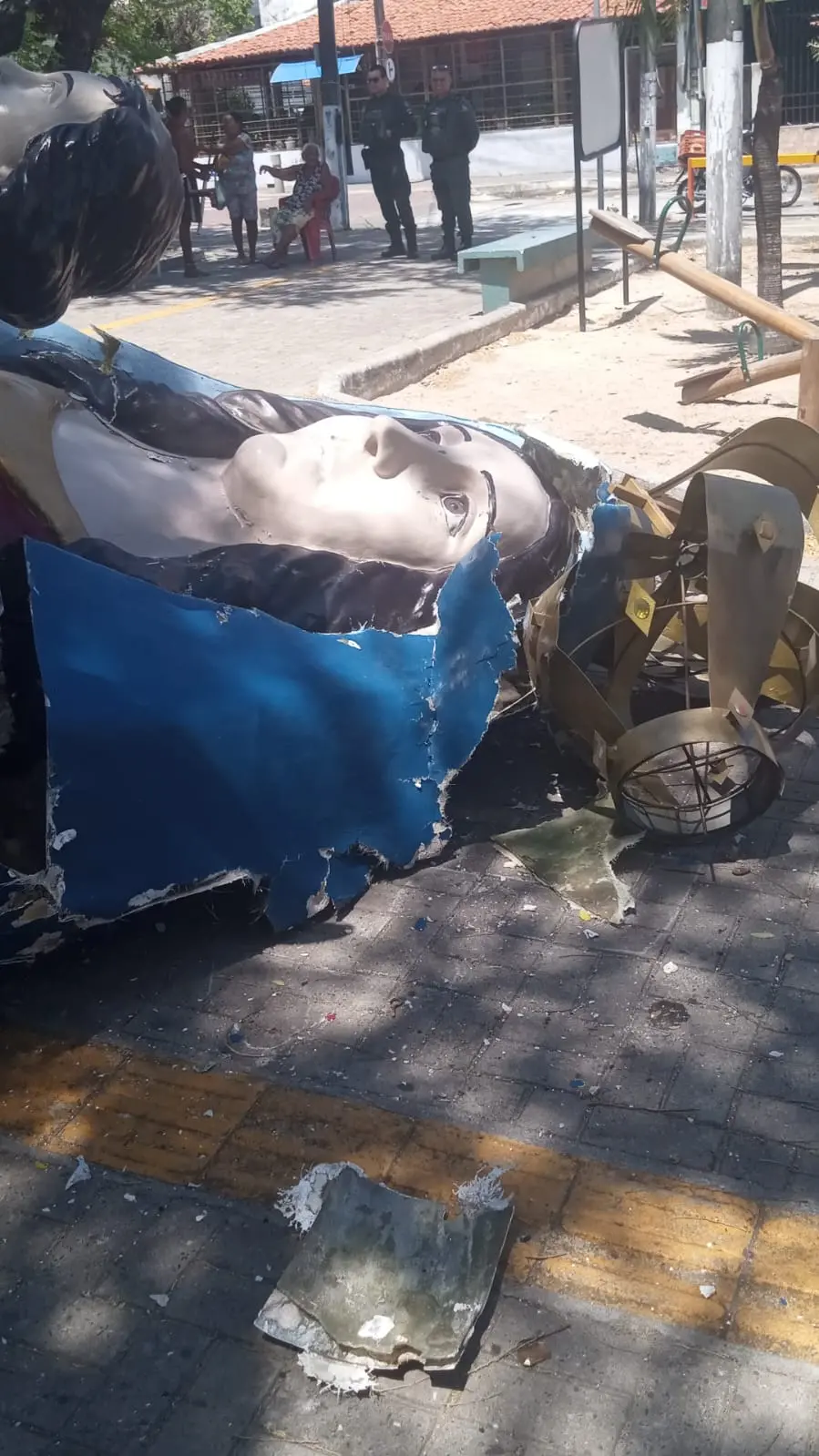Estátua de Nossa Senhora de Nazaré após queda, no bairro Montese, em Fortaleza. Estátua de Nossa Senhora de Nazaré, de cerca de 14 metros, cai no bairro Montese; veja vídeo