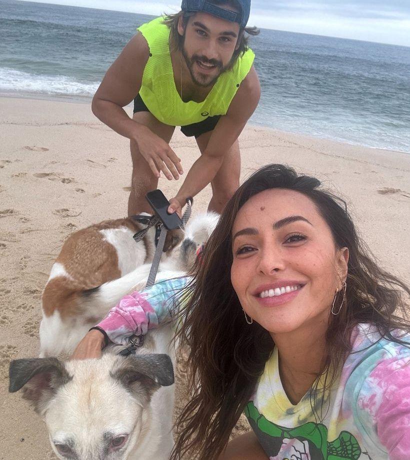 Nicolas e Sabrina Sato posam para foto com cachorros na praia