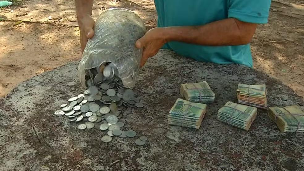 Homem despejando pote com moedas