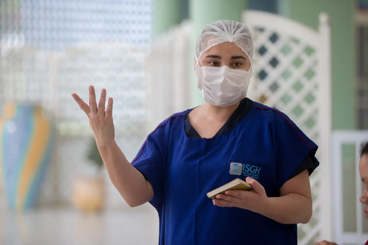 Profissional de saúde mental da Casa de Cuidados conduzindo o grupo