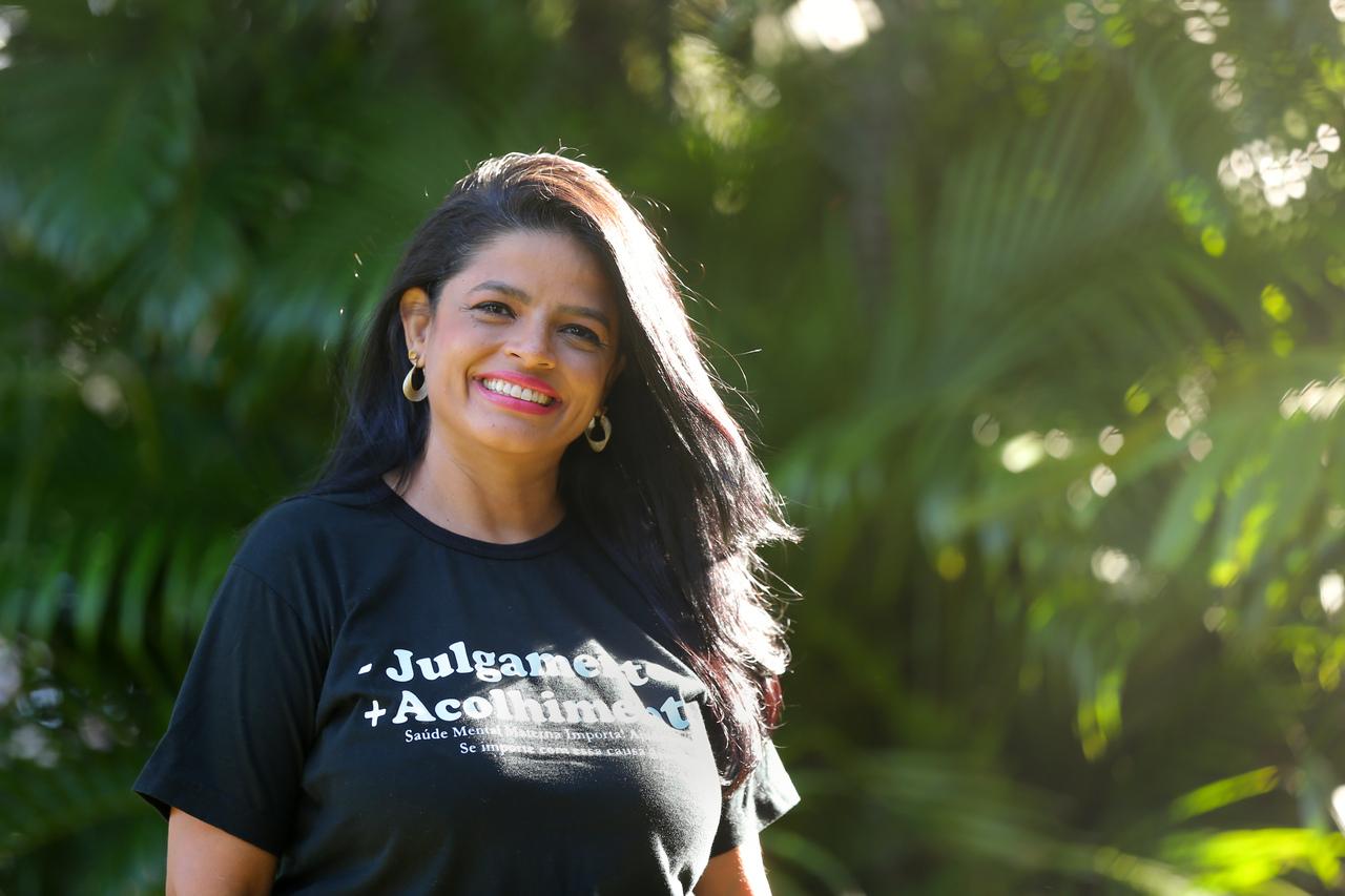 Ghislayne Paiva sorrindo para a câmera