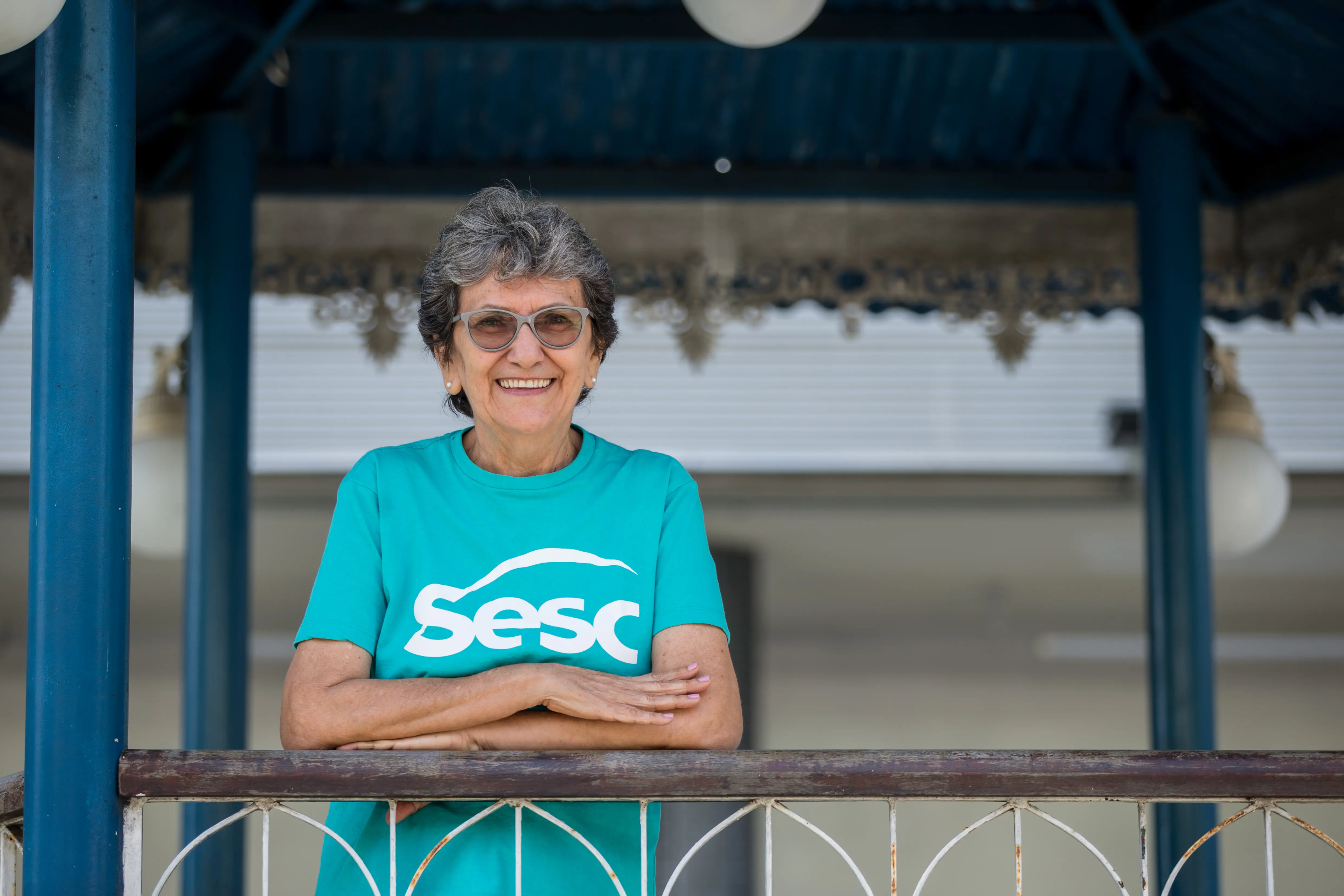 Luciene apoiada no coreto do Sesc